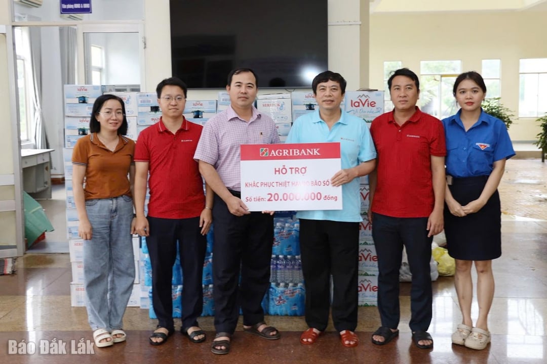 Agribank Chi nhánh Phú Yên hỗ trợ 190 triệu đồng giúp người dân khắc phục hậu quả mưa lũ