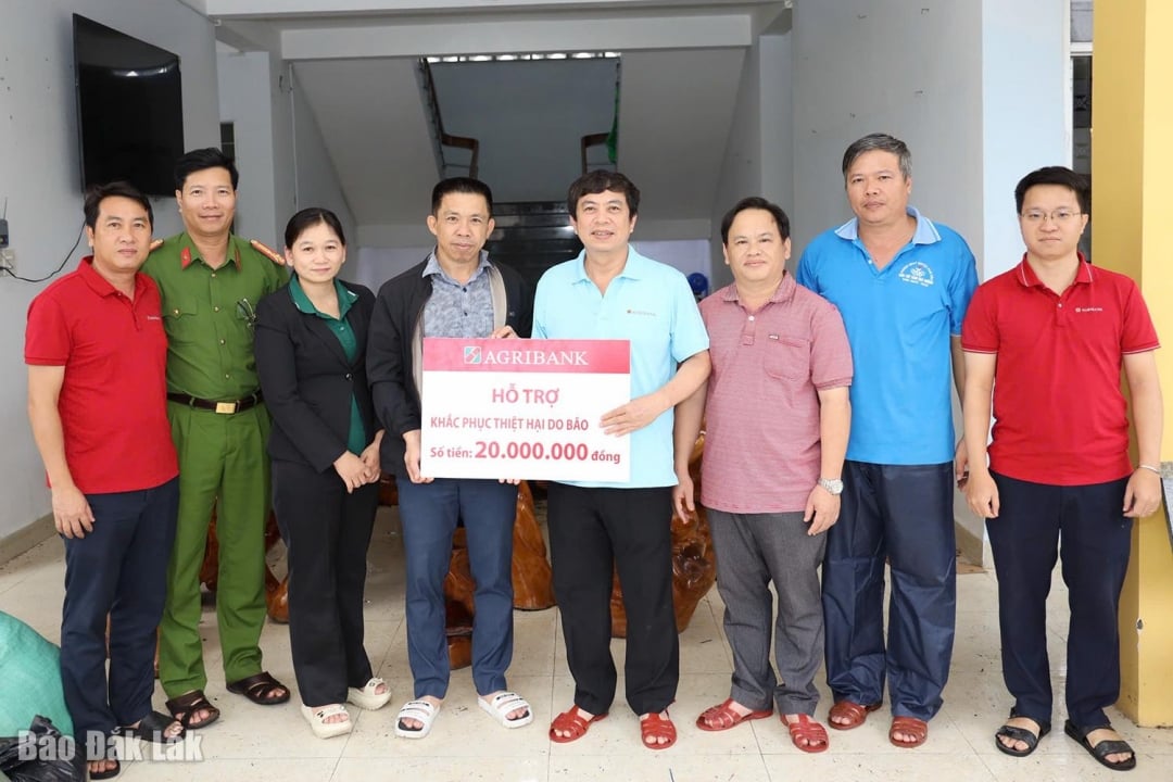 アグリバンク・フーイエン支店の作業代表団はフーホア2コミューンに支援を申し出た。