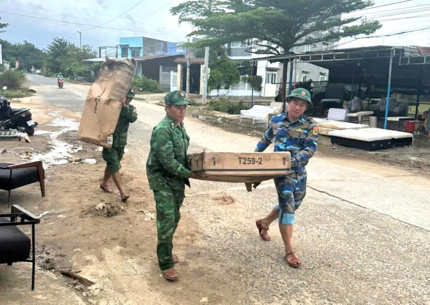 Bộ đội Biên phòng Khánh Hòa giúp Nhân dân khắc phục hậu quả mưa lũ