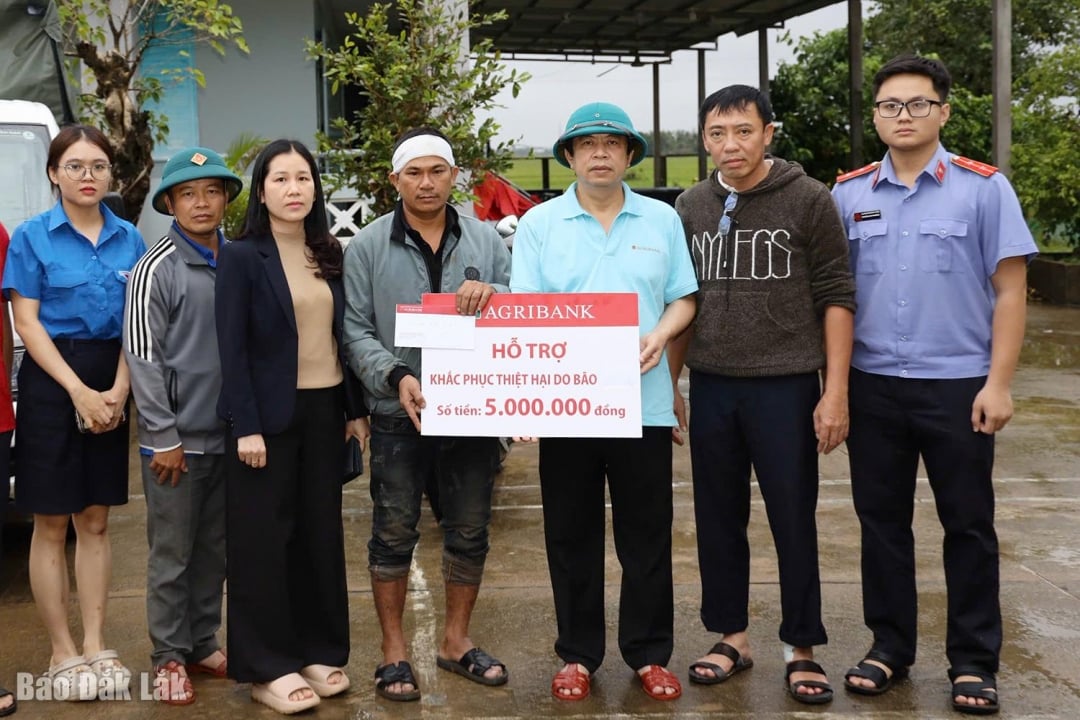 アグリバンク・フーイエン支店と第13管区人民検察院の代表者は、ホアミーコミューンのヴァンロック村のゴ・タン・タイ氏の家族に支援を申し出た。