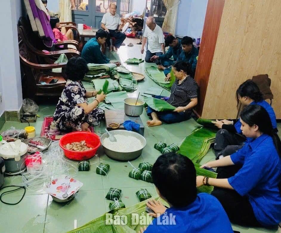 ບັນດາ​ພະນັກງານ, ນັກຮົບ, ສະມາຊິກ​ຊາວ​ໜຸ່ມ ​ແລະ ປະຊາຊົນ​ບ້ານ​ບຸນ​ມາ​ທຸດ ຫໍ່​ບັນ​ຈຸ​ໄປ​ສົ່ງ​ເຖິງ​ເຂດ​ປະສົບ​ໄພ​ນ້ຳ​ຖ້ວມ​ທາງ​ພາກ​ຕາ​ເວັນ​ອອກ​ຂອງ​ແຂວງ.