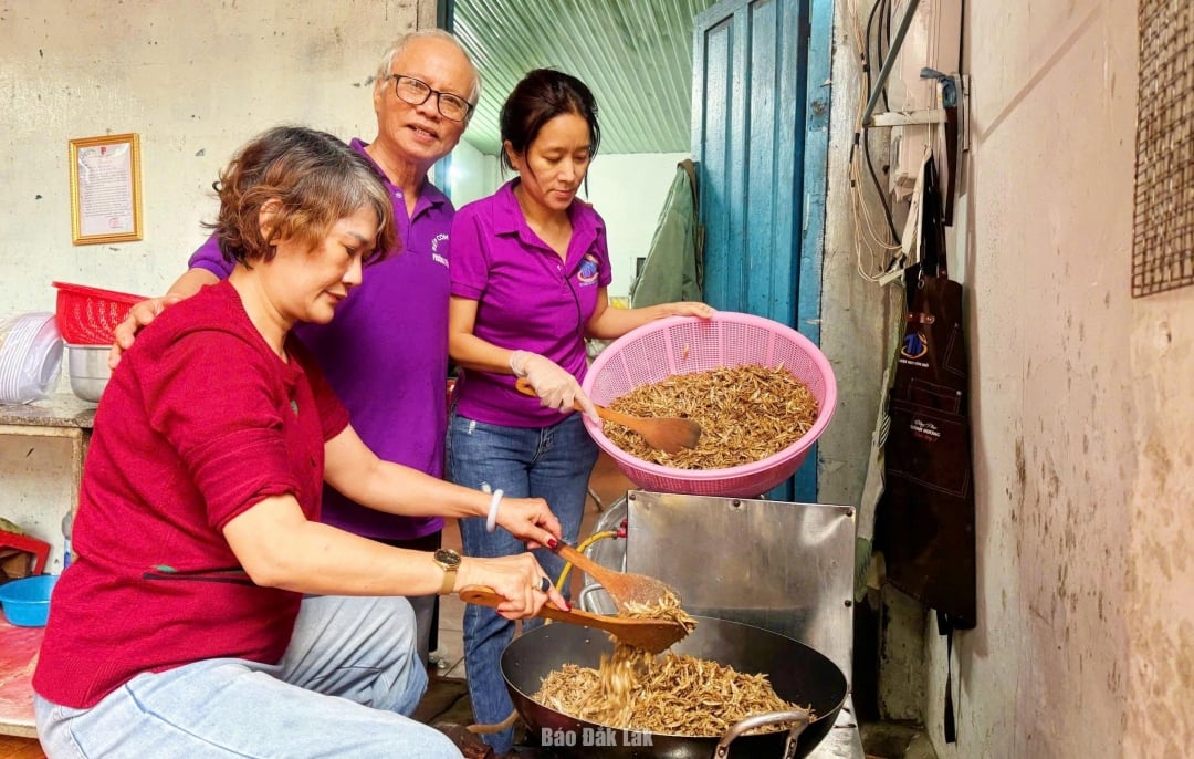 ເຮືອນ​ຄົວ​ໄຟ​ແດງ​ຊ່ວຍ​ເຫຼືອ​ສະ​ບຽງ​ອາ​ຫານ​ໃຫ້​ປະ​ຊາ​ຊົນ​ໃນ​ເຂດ​ນ​້​ໍາ​ຖ້ວມ.