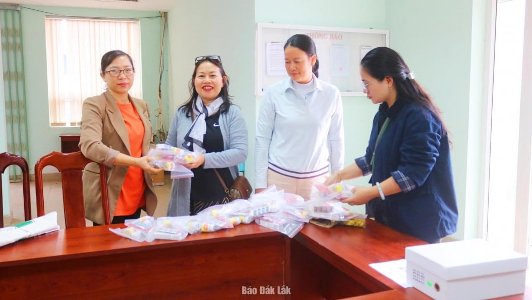 ຜູ້​ຄົນ​ນຳ​ເອົາ​ເຄື່ອງນຸ່ງ​ເກົ່າ, ຢາ​ປົວ​ພະຍາດ, ອາຫານ​ໄປ​ໃຫ້​ຈຸດ​ຮັບ​ແຂກ​ຂອງ​ຫວອດ.