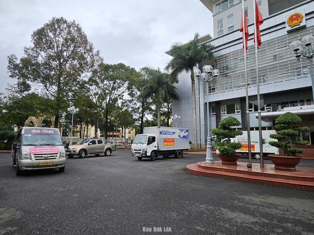 ລົດ​ເມ​ທີ່​ຮັກ​ແພງ​ຕິດຕາມ​ກັນ​ມາ​ແຕ່​ເຂດ​ບ້ານ​ບຸນ​ມາ​ທຸດ​ໄປ​ເຂດ​ປະສົບ​ໄພ​ນ້ຳ​ຖ້ວມ​ພາກ​ຕາ​ເວັນ​ອອກ​ຂອງ​ແຂວງ.