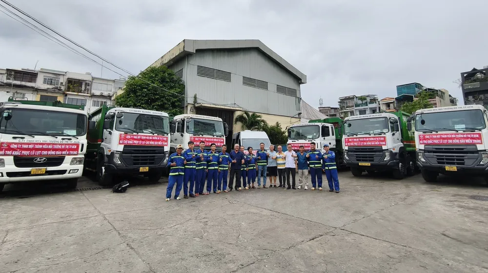 បុគ្គលិក និងកម្មករ CITENCO ត្រៀមខ្លួនរួចជាស្រេចដើម្បីគាំទ្រអនាម័យបរិស្ថាននៅតំបន់លិចទឹកនៃខេត្ត Khanh Hoa។ រូបថត៖ ផ្តល់ដោយ CITENCO