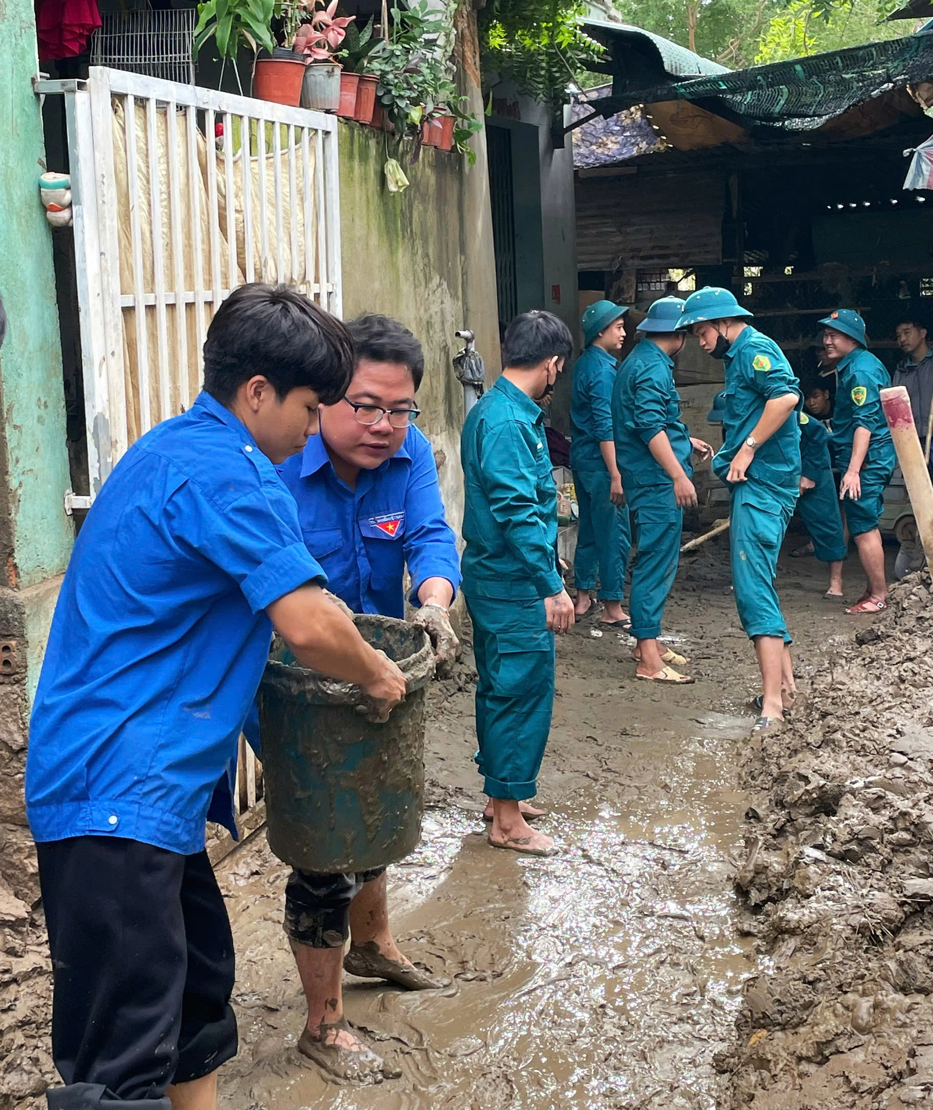 Đoàn phường Phan Rang phối hợp ra quân hỗ trợ người dân dọn nhà sau mưa lũ