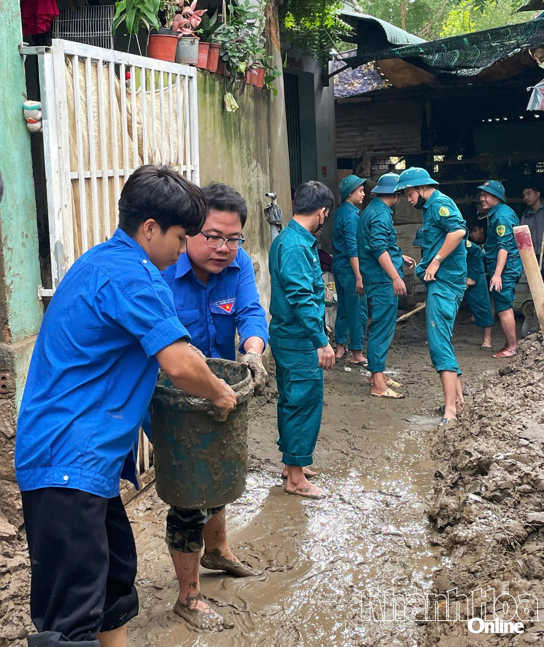 សមាជិកសហជីព និងយុវជនជួយប្រជាជនសម្អាតផ្ទះ និងផ្លូវក្រោយទឹកជំនន់។