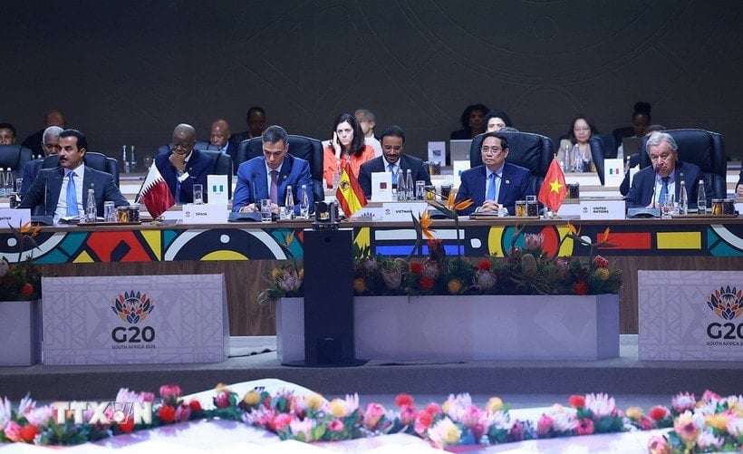 দক্ষিণ আফ্রিকায় জি-২০ শীর্ষ সম্মেলনের উদ্বোধনী অধিবেশনে যোগ দিচ্ছেন প্রধানমন্ত্রী ফাম মিন চিন। (ছবি: ডুয়ং গিয়াং/ভিএনএ)