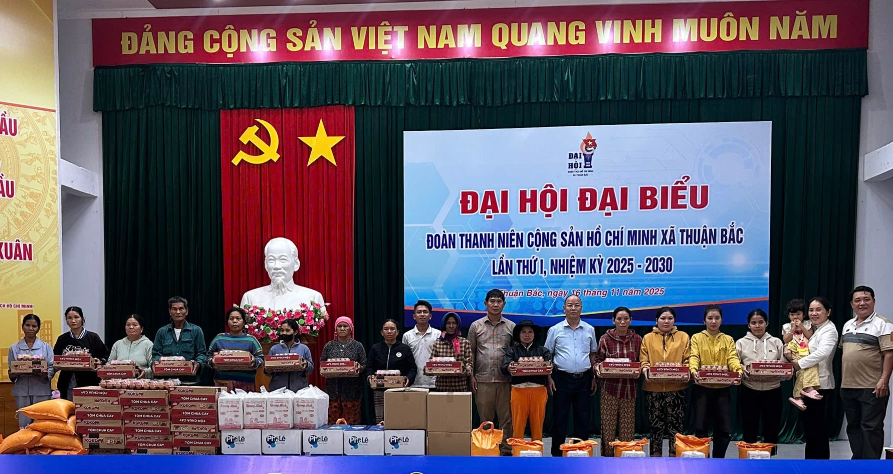 Trao 453 phần nhu yếu phẩm cho người dân xã Thuận Bắc bị thiệt hại do mưa lũ