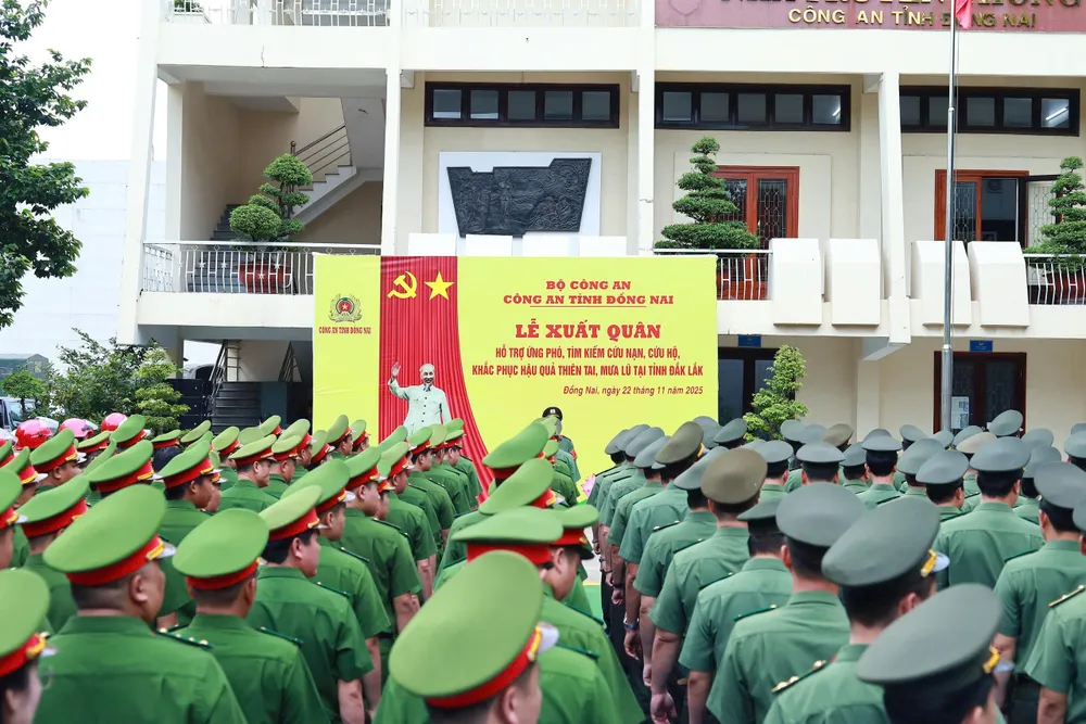 Poliția provincială Dong Nai a trimis forțe la Dak Lak pentru a sprijini oamenii în depășirea consecințelor inundațiilor. Foto: CAT