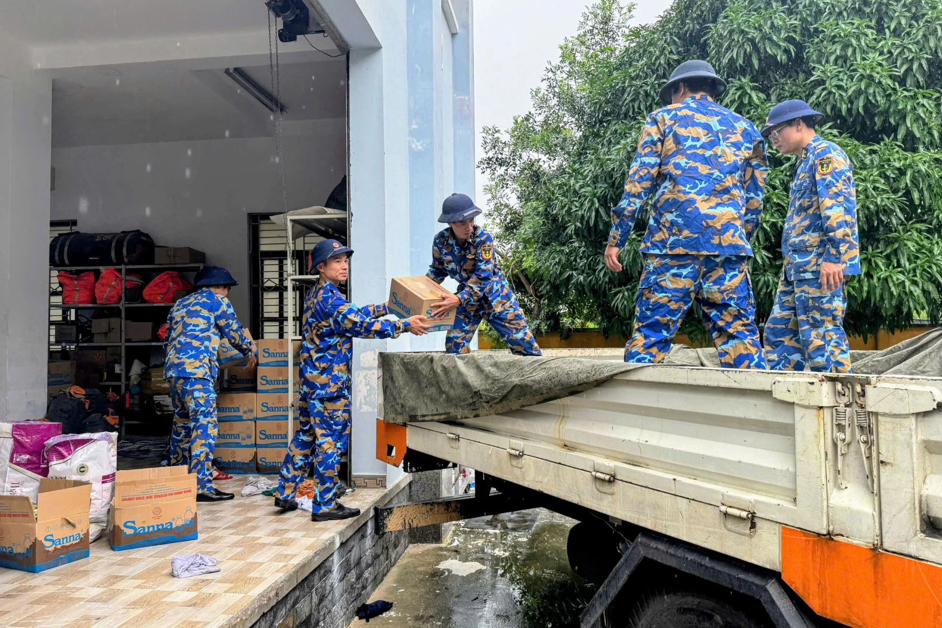 Trung tâm Tiêu chuẩn - Đo lường - Chất lượng Hải quân hỗ trợ lương thực, nước sạch cho vùng lũ