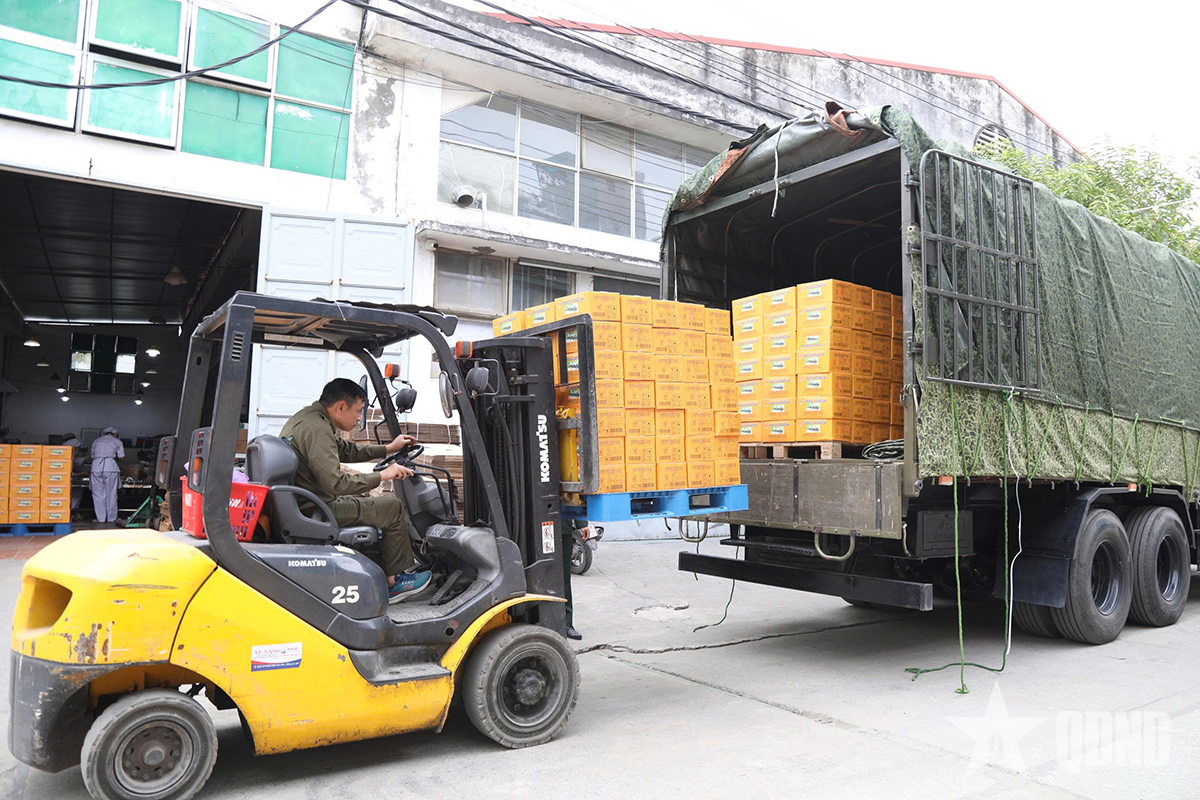 Lữ đoàn 971 (Cục Xe máy-Vận tải) vận chuyển nhu yếu phẩm tới vùng lũ miền Trung