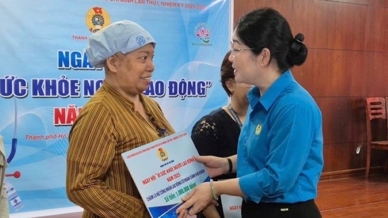 លោកស្រី Nguyen Kim Loan អនុប្រធានសហព័ន្ធការងារទីក្រុងហូជីមិញ ជូនអំណោយដល់កម្មការិនីដែលមានជំងឺធ្ងន់ធ្ងរ។ (រូបថត៖ ម៉ៃ ជី)