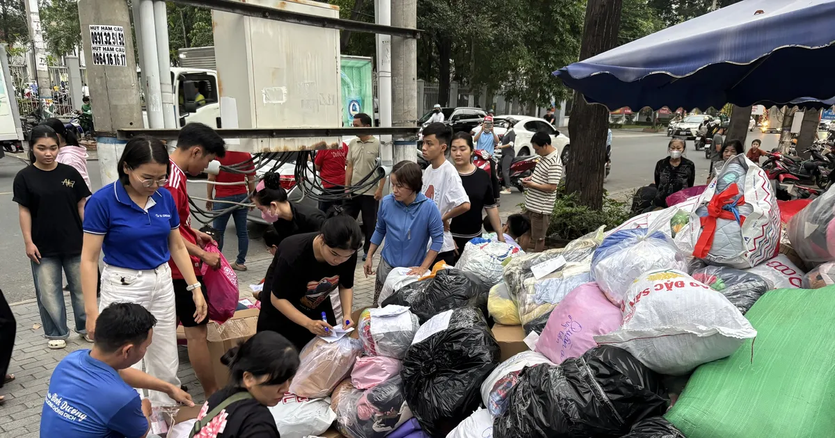 Vận chuyển hơn 40 tấn hàng hỗ trợ đồng bào bị lũ lụt ở Đắk Lắk