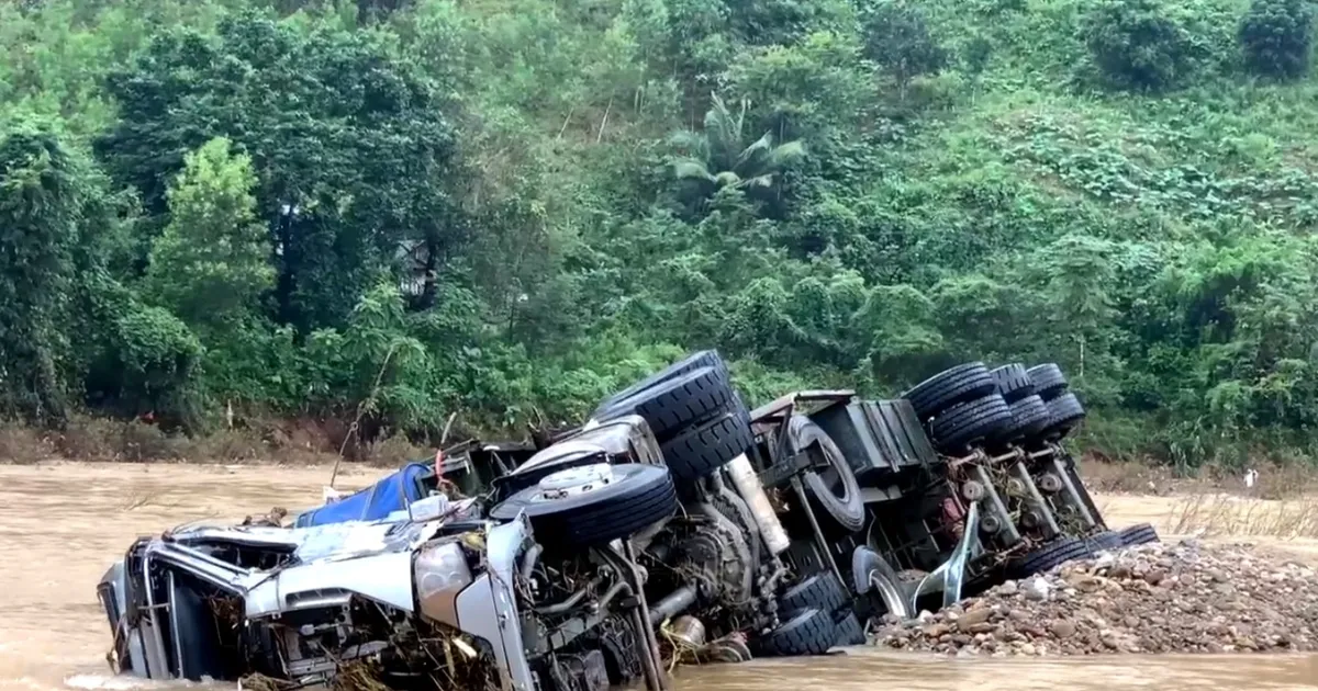 Tìm thấy thi thể tài xế xe đầu kéo bị lũ cuốn trôi