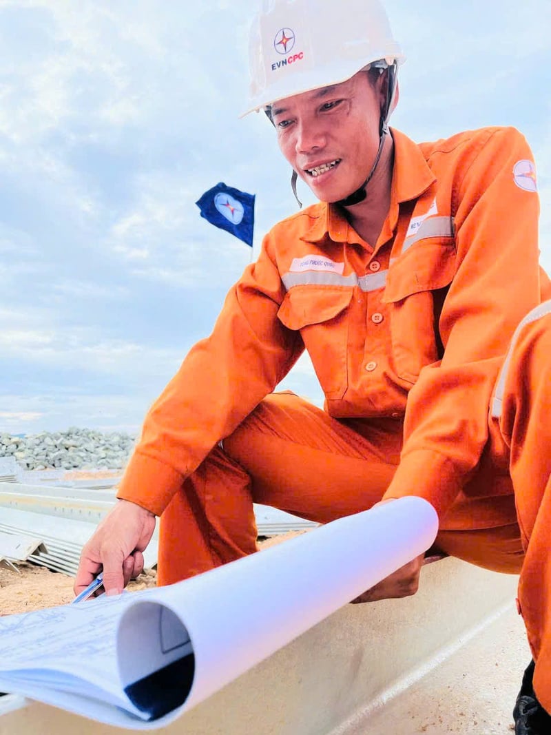 Anh Quoc تعمیراتی سائٹ پر کام کرتے وقت بہت محتاط اور محتاط شخص ہے۔ تصویر: Nguyen Tuan