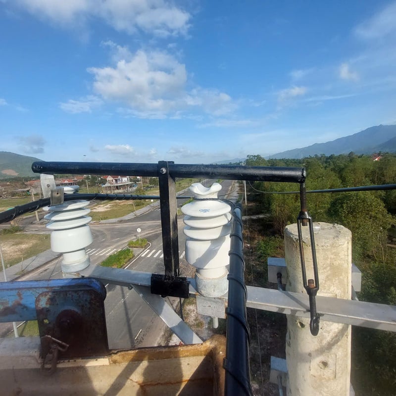 کھمبے پر چینی مٹی کے برتن کو تبدیل کرنے کے لیے لیور کے ساتھ بڑی تاروں کو اٹھانے کا مسٹر Quoc کا حل پاور گرڈ پر کام کی مشق کرتے وقت بڑے پیمانے پر تعینات کیا جاتا ہے۔ تصویر: Nguyen Tuan