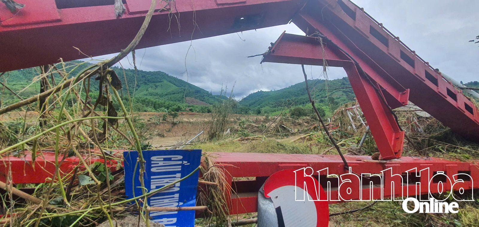 Hai cầu treo ở xã Nam Khánh Vĩnh bị lũ cuốn trôi