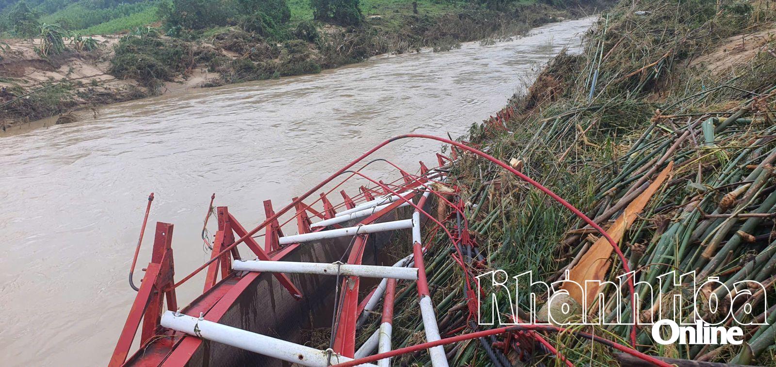 Ein Teil der Hängebrücke wurde von den Fluten weggespült und auf das Flussufer geschleudert.