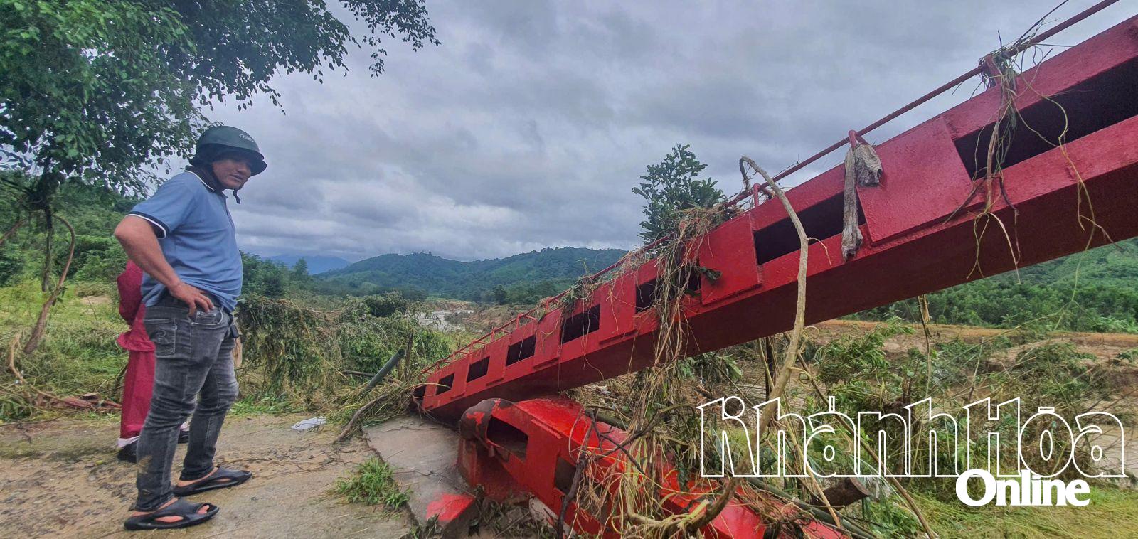Die Anwohner waren schockiert, als sie sahen, wie die Hängebrücke von der Wucht der Flut zum Einsturz gebracht wurde.