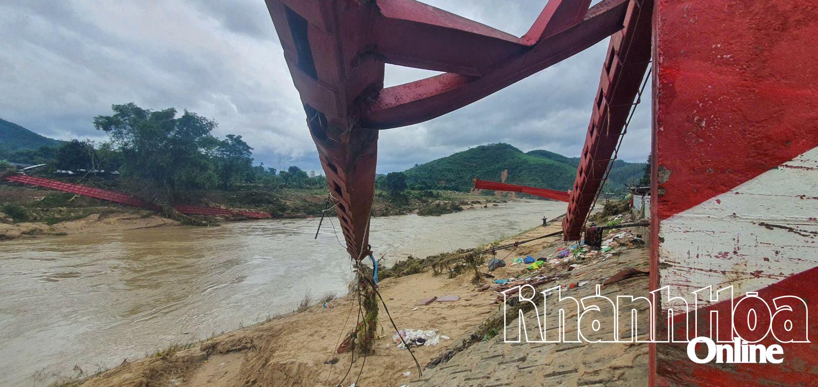 Die Khanh-Nam-Brücke erlitt dasselbe Schicksal.