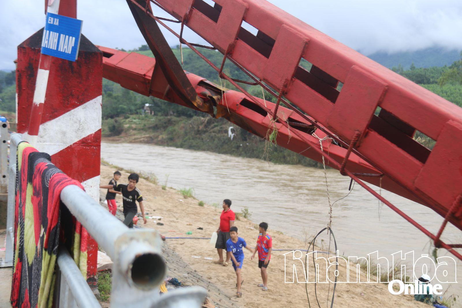 Kinder spielen abenteuerlustig am Cai-Fluss.