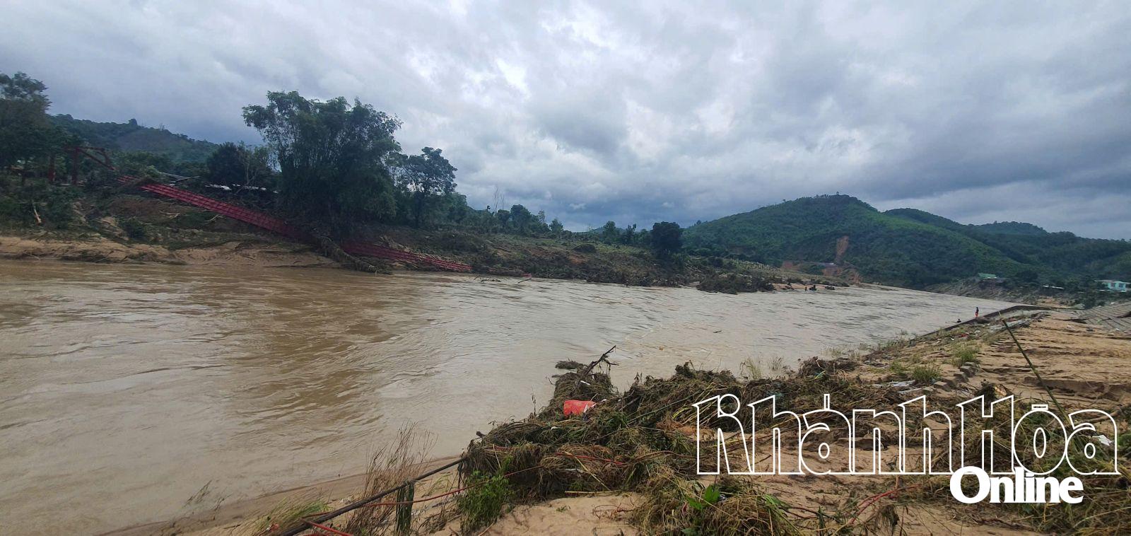 Ein Teil der Khanh-Nam-Brücke wurde weggespült und trieb ans Ufer des Cai-Flusses.