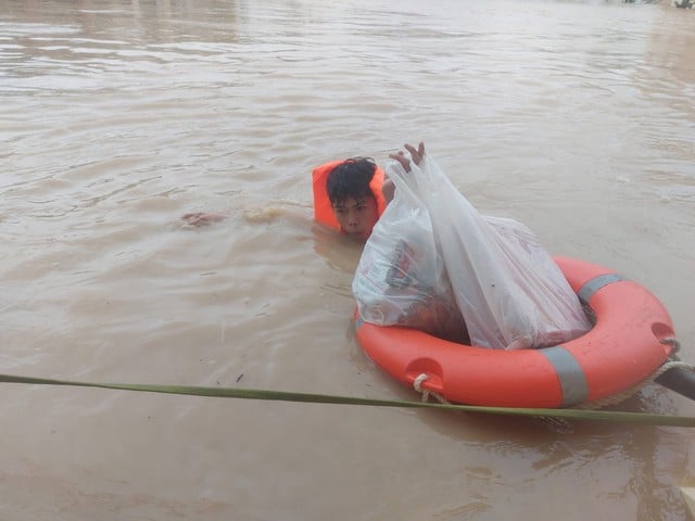 Trường học TP.HCM chia sẻ lời kêu gọi của UBMTTQ Việt Nam, cứu trợ miền Trung - Ảnh 1.