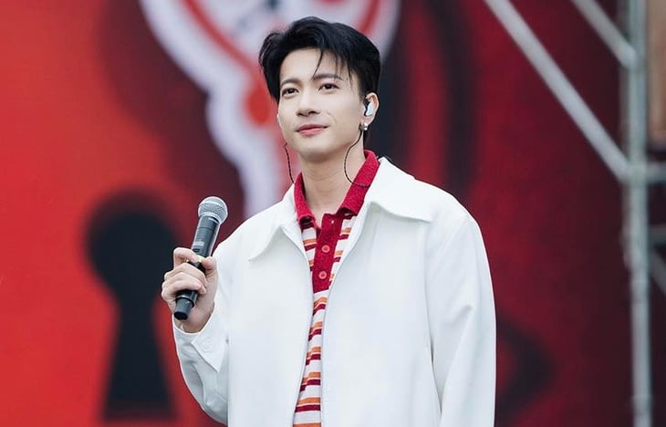 ດຶກຟຸກ ມອບເງິນຕື່ມອີກ 200 ລ້ານດົ່ງ, S.T Son Thach ໄດ້ປະມູນເສື້ອດ້ວຍລາຍເຊັນຂອງຜູ້ມີພອນສະຫວັນ 33 ຄົນເພື່ອລະດົມທຶນ - ຮູບທີ 2. Đức Phúc ủng hộ thêm 200 triệu đồng, S.T Sơn Thạch bán đấu giá áo có chữ ký 33 anh tài gây quỹ - Ảnh 2.