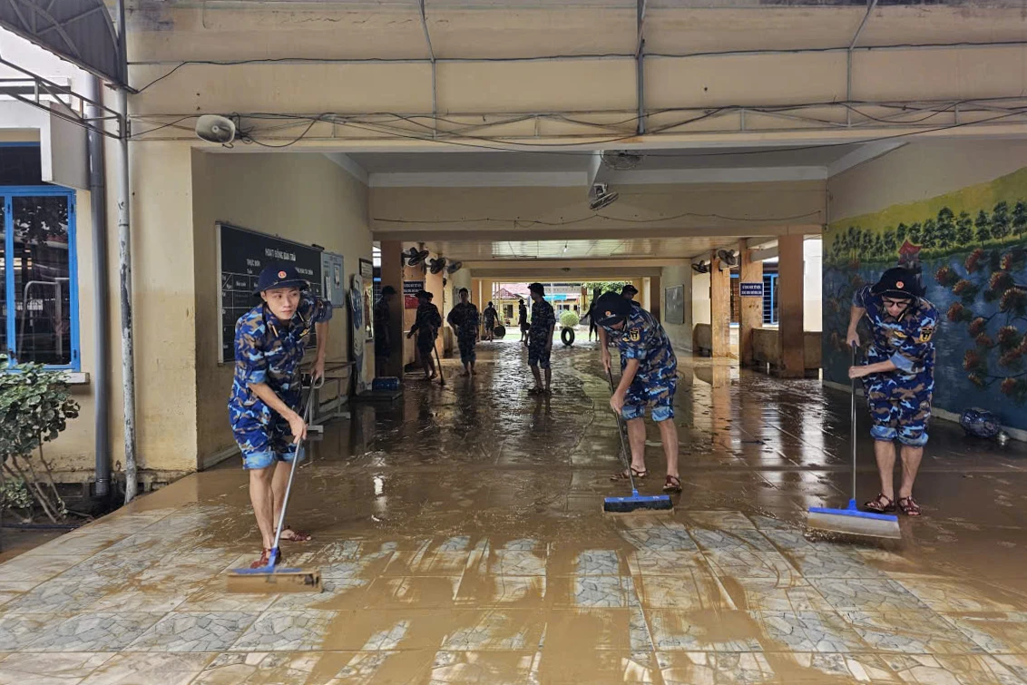 Gần 400 cán bộ, học viên Học viện Hải quân giúp nhân dân sau lũ