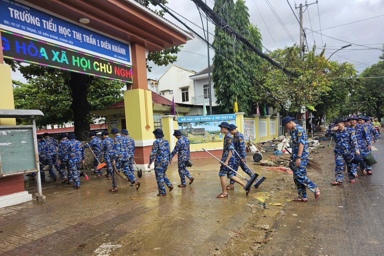 ພະນັກງານ ແລະ ນັກຮຽນ ໂຮງຮຽນ ມ.ສ ເຄື່ອນທີ່ ຊ່ວຍເຫຼືອໂຮງຮຽນ ປະຖົມ ດ້ຽນຄາງ ເມືອງ 1.