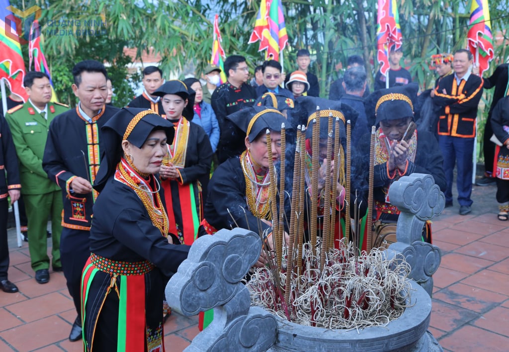 Delegace etnické skupiny Dao v obci Quang La pálila kadidlo v chrámu Ban Vuong.