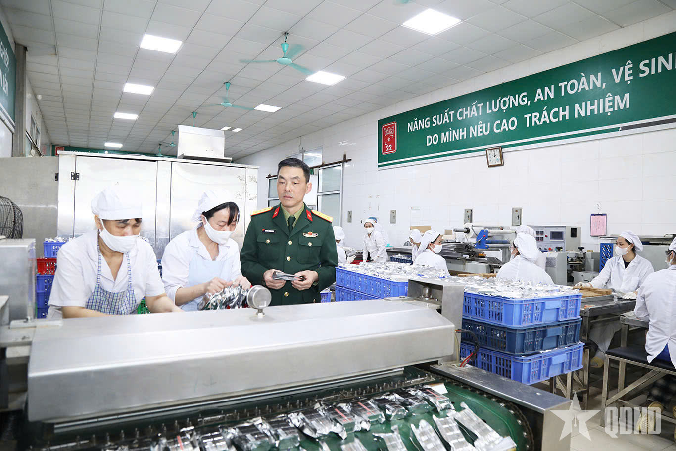 Xuyên đêm sản xuất 30 tấn lương khô hoàn thành nhiệm vụ cứu trợ đồng bào bị ảnh hưởng bởi bão lụt