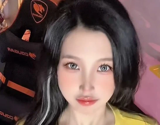 Lily Phan diện áo Pikachu “cực cháy” khiến fan ngất ngây