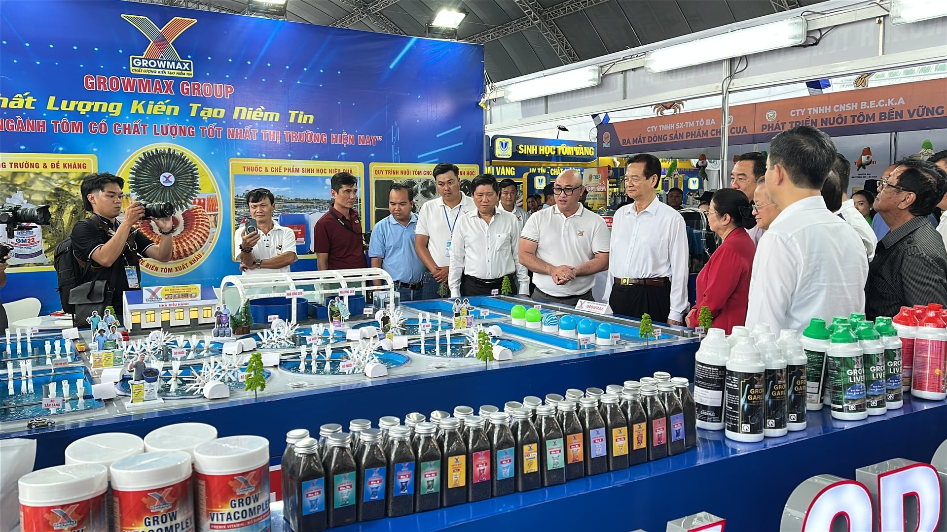 Nguyên Thủ tướng Chính phủ Nguyễn Tấn Dũng và lãnh đạo Trung ương tỉnh Cà Mau thăm gian hàng của Tập đoàn GrowMax. Ảnh: PV.