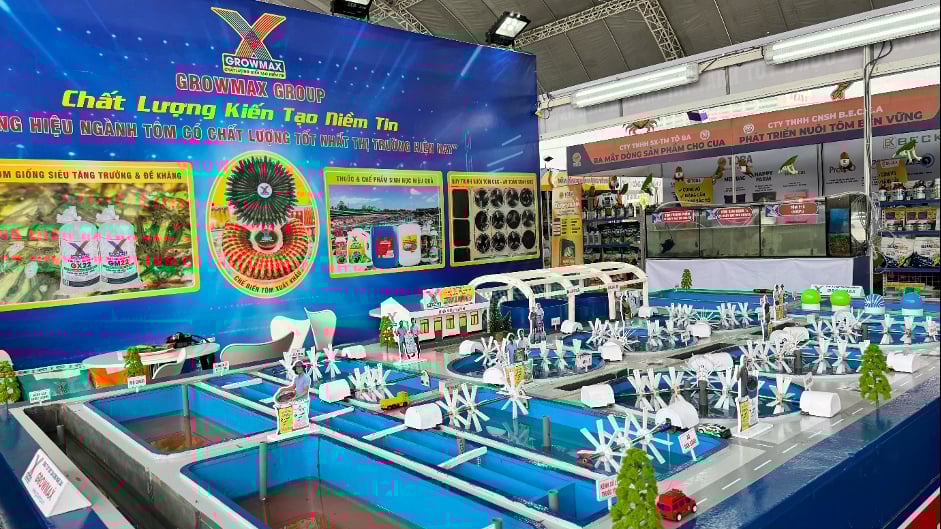 Sa bàn mô phỏng toàn bộ quy trình nuôi tôm công nghệ cao - an toàn sinh học GrowMax. Ảnh: PV.