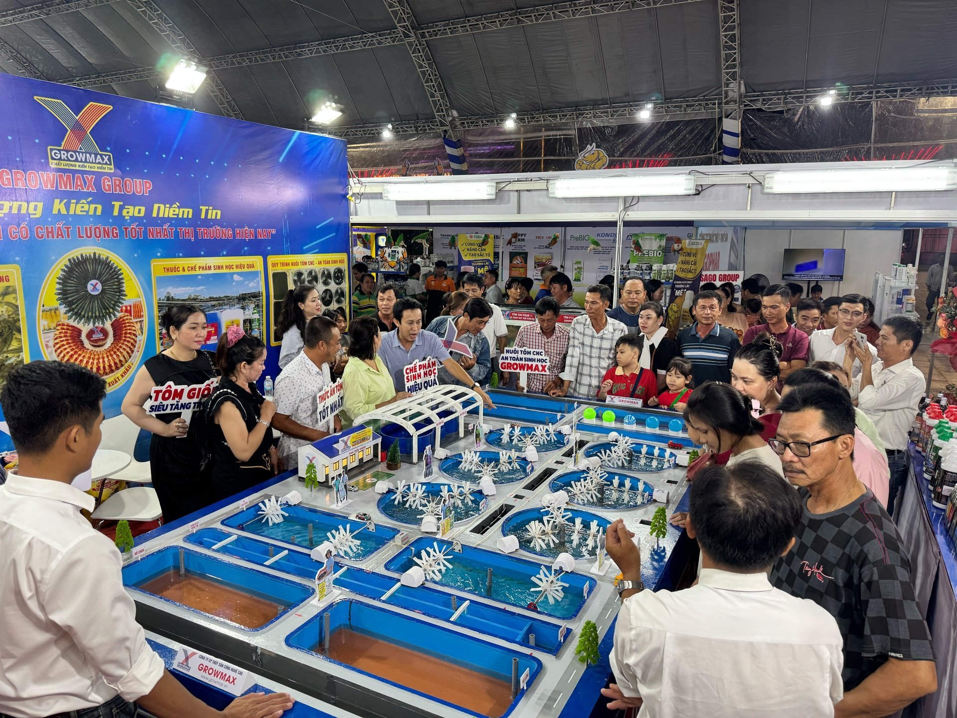 Gian hàng GrowMax đã đón hàng chục nghìn lượt đại lý, hộ nuôi, doanh nghiệp, chuyên gia, cơ quan quản lý và khách quốc tế ghé thăm. Ảnh: PV.