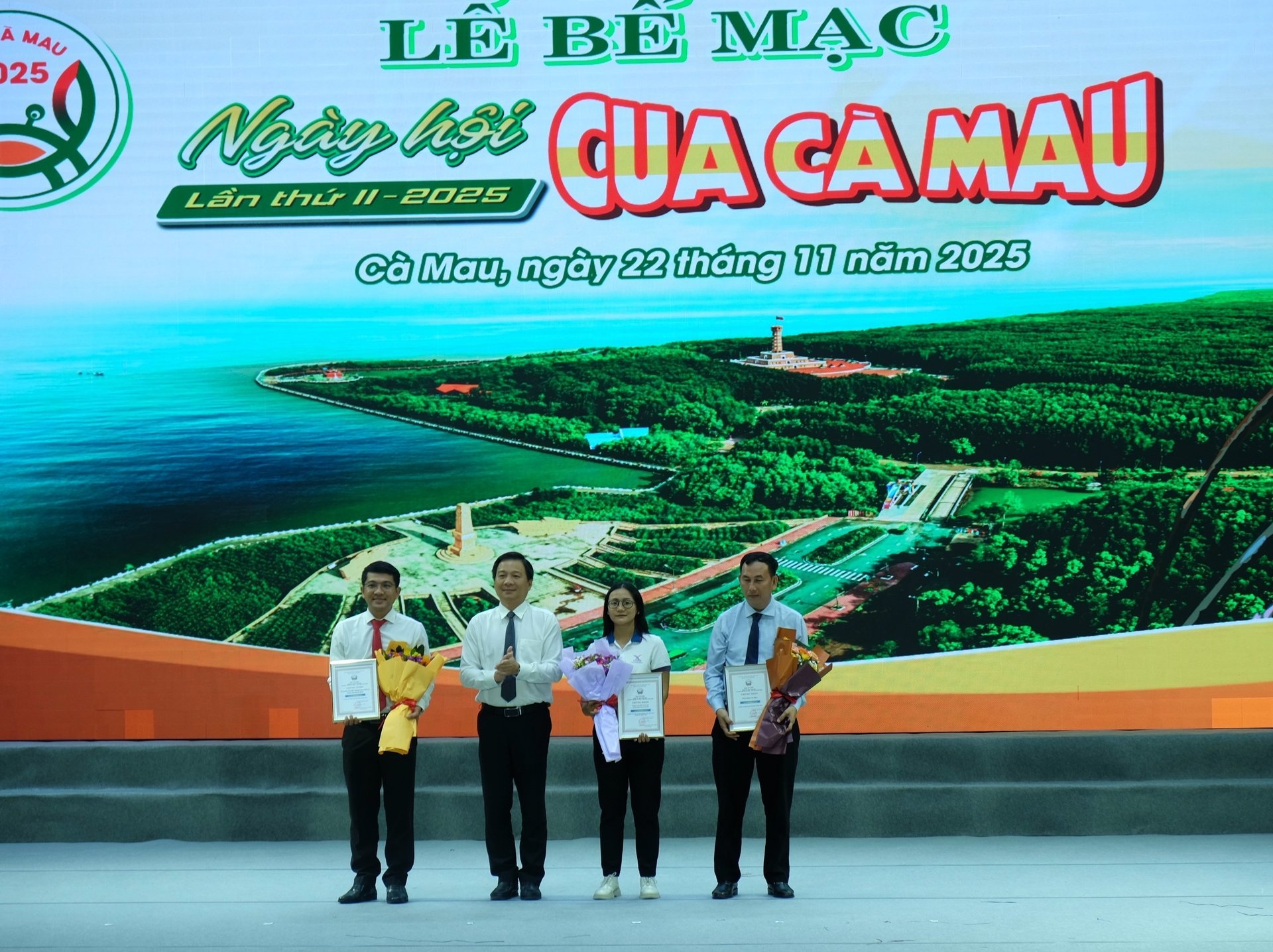 Tại Lễ bế mạc Ngày hội cua Cà Mau 2025, đại diện GrowMax vinh dự bước lên nhận Giải Nhất 'Gian hàng đẹp nhóm: Tổ chức doanh nghiệp, chủ thể OCOP trong và ngoài tỉnh'. Ảnh: PV.