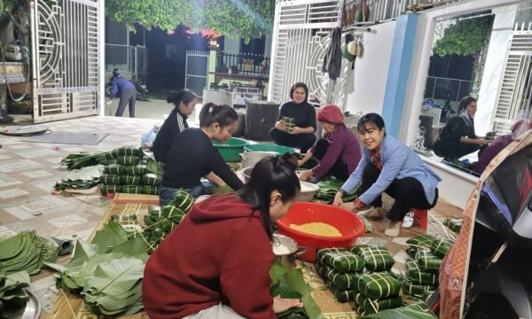 Hơn 600 chiếc bánh chưng gửi đến người dân vùng lũ