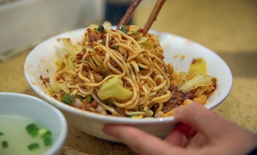 The street flavor of Chongqing spicy noodles conquers the world - photo 1