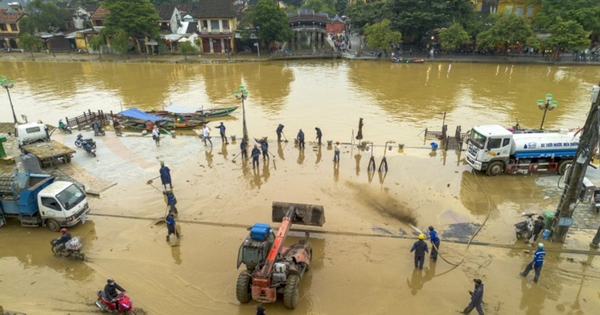 Hội An sau lũ: Phố cổ nỗ lực dọn bùn non, đón khách trở lại