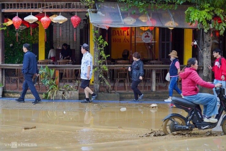 Antike Stadt Hoi An von Schlamm überflutet - 11