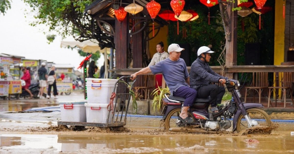 Hội An sau lũ: Chạy đua với thời gian dọn lớp bùn non dày đặc