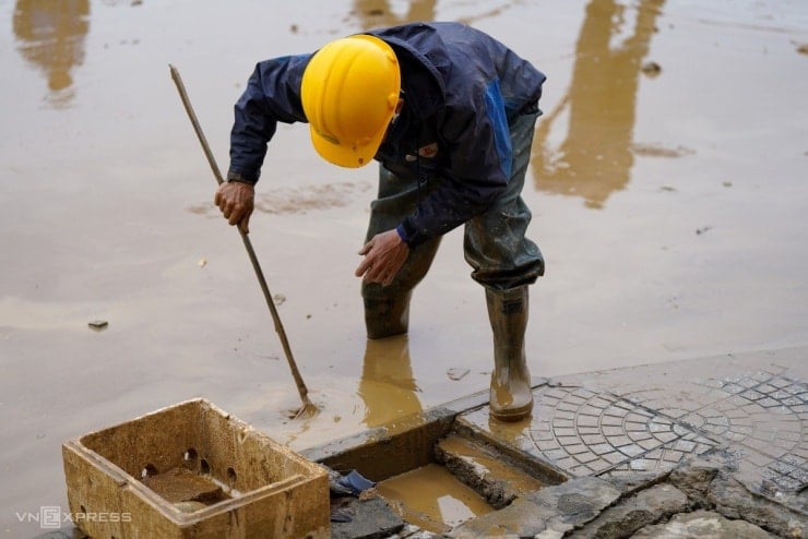 کارکنان محیط زیست و ساکنان با همکاری یکدیگر گل و لای را از خیابان‌ها جمع‌آوری کردند.