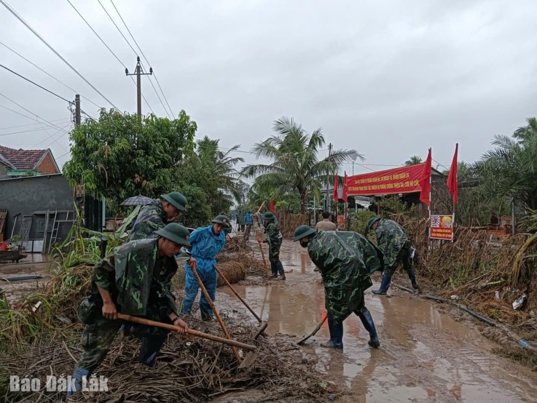 Bộ đội dốc lòng vì đồng bào vùng lũ