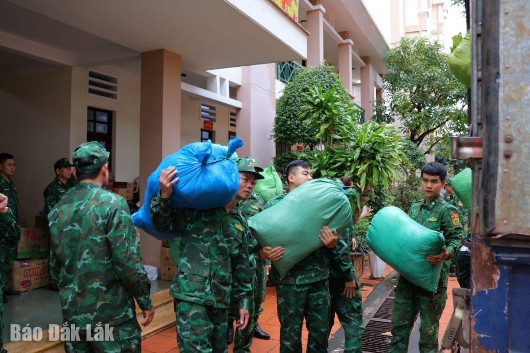 Dak Lak Border Guards transported dozens of tons of goods to flood areas.