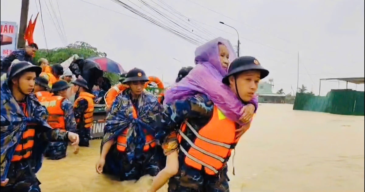 Hơn 2.300 lượt chiến sĩ hải quân vào rốn lũ đưa 4.828 người đến nơi an toàn