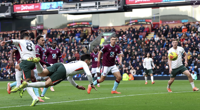 Hạ chủ nhà Burnley, Chelsea lần đầu lên Top 2 Ngoại hạng - Ảnh 2.