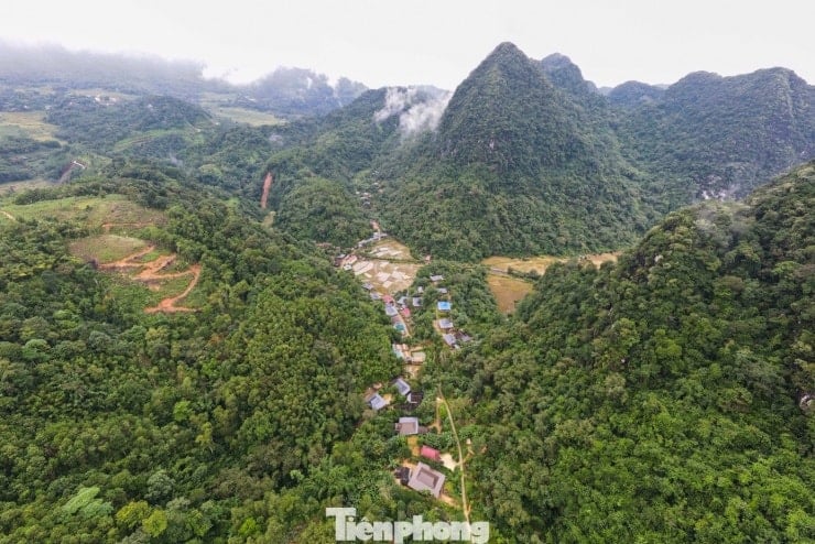 A vila de Kho Muong está localizada no fundo do vale, na zona de amortecimento da Reserva Natural de Pu Luong.