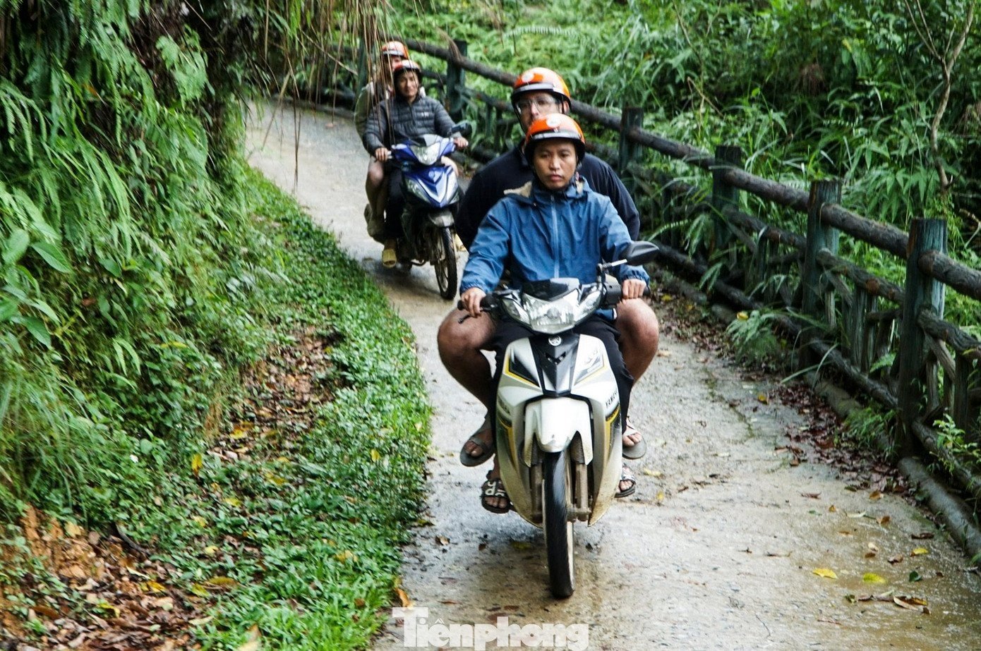 A estrada que leva a Kho Muong é acidentada e difícil, sendo necessário ir de moto ou a pé.